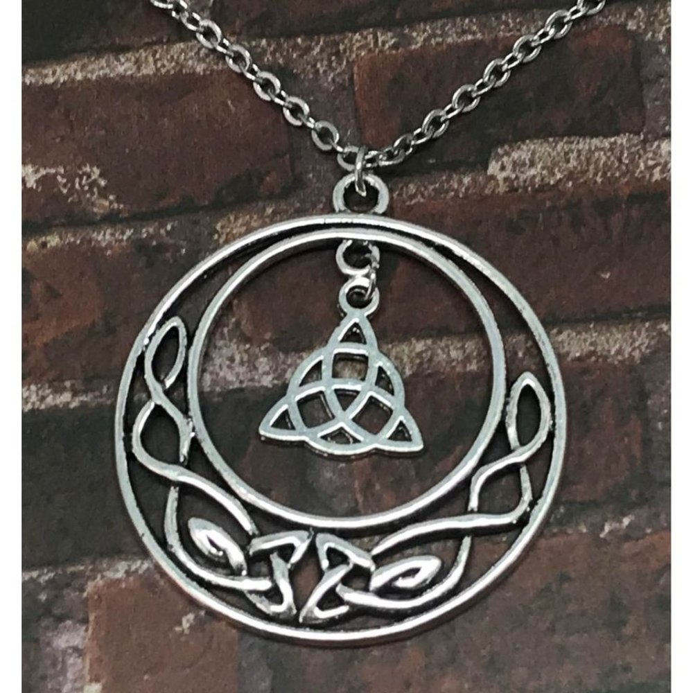 Celtic Irish Trinity Triquetra Knot Circle